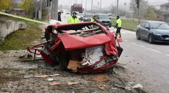 Feci kaza! Kamyonun çarptığı araç kağıt gibi katlandı