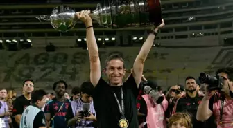 Filipe Luis, bir yılda tam beş kupa kazandı