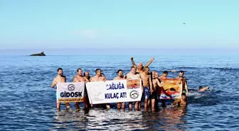 Giresun'da 'Sağlığa Kulaç At' etkinliğine katılanlar denizde yüzdü