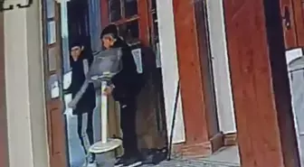 Kadıköy'de camideki yardım kutusu çalındı; o anlar kamerada