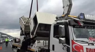 Kamyonetle yolcu otobüsü çarpıştı: 2 yaralı