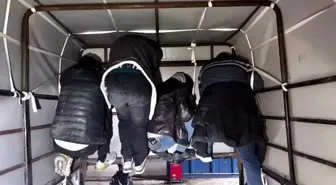 Kamyonette tavana tutunarak saklanmaya çalışan 4 göçmen yakalandı
