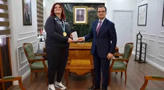 Kaymakam Güldoğan'dan şampiyon judocu Öztürk'e plaket