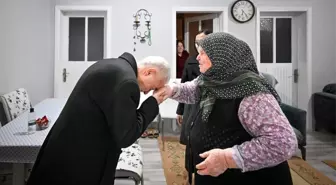 Kırklareli Valisi Turan, şehit annesinin elini öptü