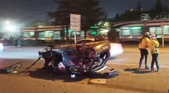 Kontrolden çıkan otomobil, refüjdeki ağaca çarpıp takla attı: 2 yaralı