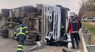 Mardin'de devrilen tırın sürücüsü yaralandı