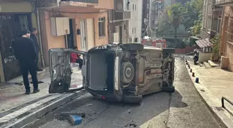 Park halindeyken hareket eden hafif ticari araç, duvara çarpıp devrildi