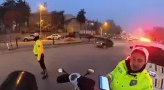 Trafik polisi, soğuktan elleri titreyen kuryeye eldivenlerini verdi