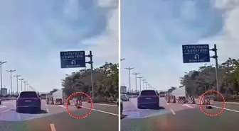 Yüreklerin ağızlara geldiği an! Küçük çocuk emekleyerek otobana çıktı