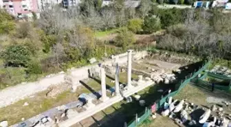 Amastris Antik Kenti'nde Roma dönemine ait sütunlar yerlerine yerleştiriliyor