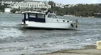 Bodrum'da sağanak; cadde ve sokaklar göle döndü, araçlar yolda kaldı (2)