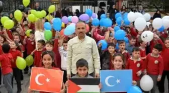 Gazze ve Doğu Türkistan'daki çocukların özgürlüğü için gökyüzüne 787 balon bırakıldı