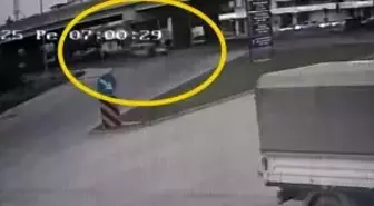 Hafif ticari aracın çarptığı yaya yola savruldu, kaza anı güvenlik kamerasına yansıdı