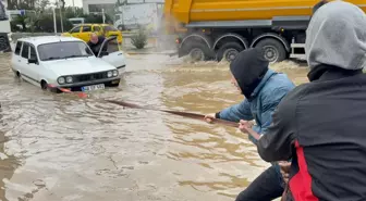 Meteoroloji'nin turuncu kodla uyardığı ilçeyi sel aldı! Yollar göle döndü, hayat durdu