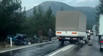 Kamyonetle otomobil çarpıştı: 2 ölü, 2 yaralı