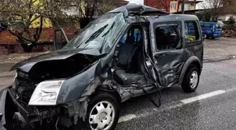 Kamyonun çarptığı hafif ticari araç 50 metre savruldu: 1 ölü, 2 yaralı