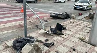 Kazada parçalanan motosikletin sürücüsü ağır yaralandı