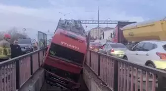 Kırıkkale'de iki köprü arasında asılı kalan itfaiye aracındaki 3 görevli yaralandı