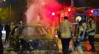 Küçükçekmece'de seyir halindeyken alev alan otomobil kullanılamaz hale geldi