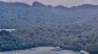 Marmaris'te fırtınada 3 gezi teknesi karaya oturdu