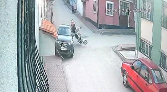 Motosiklete çarpan araç hızla kaçtı, 2 kişinin havada takla atması kameraya yansıdı