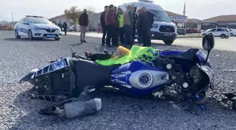 Otomobille çarpışan motosikletli yaralandı