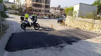 Samandağ'da yaya yolu ve okul önlerine kasis yerleştirildi