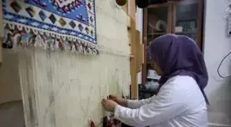 Tarihi Sarız kilimi unutulmaması için dokunup arşivleniyor