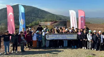 Vefat eden öğretmenleri için fidan diktiler