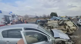 Afyonkarahisar'da iki otomobilin çarpıştığı kazada 7 kişi yaralandı