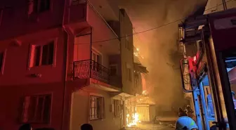 Bursa'da 3 katlı binada başlayıp bitişikteki binaya sıçrayan yangın söndürüldü