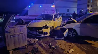 Bursa'da iki otomobilin çarpıştığı kazada sürücüler yaralandı