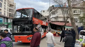 Bursa'da tur otobüsünün çarptığı otomobil ve manavda hasar oluştu