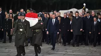 CHP Genel Başkanı Özel, yeni PM ve YDK üyeleriyle Anıtkabir'i ziyaret etti