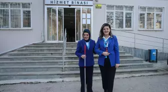 Doğuştan görme engelli Ebru'nun mesai arkadaşları 'gören gözleri' oldu