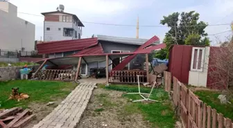 Fırtınanın çatısını uçurduğu evde mahsur kalan 3 kişiyi itfaiye kurtardı