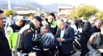 Jandarmadan 100 motosiklet sürücüsüne güvenli sürüş eğitimi ve hediye kask