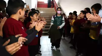 Lösemiyi yenen İkranur 3 yıl sonra okula döndü, çiçek ve balonlarla karşılandı