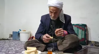 86 yaşındaki Rüstem dede 50 yıldır sadece çay içip ve gofret yiyor