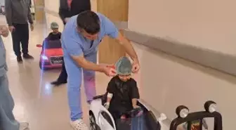 Sakarya'da çocuklar ameliyata akülü arabayla götürülüyor