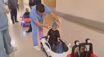 Sakarya'da çocuklar ameliyata akülü arabayla götürülüyor