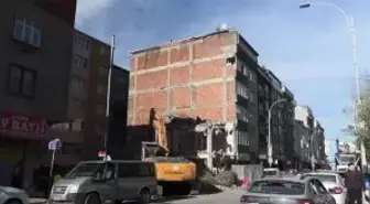 Sultangazi'de yıkımı yapılan binanın bitişiğindeki 5 katlı apartmanın tüm dairelerinde hasar oluştu; balkon duvarı yıkıldı