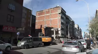 Sultangazi'de yıkımı yapılan binanın bitişiğindeki 5 katlı apartmanın tüm dairelerinde hasar oluştu; balkon duvarı yıkıldı