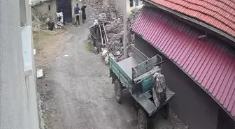 Yerde yatan karısının kafasına tekme attı