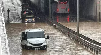 Alanya'da sağanak sonrası alt geçitte mahsur kalan 8 kişi kurtarıldı
