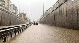 Alanya'da sağanak yağış trafiği felç etti