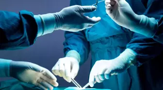 Ameliyat yaptığı sırada kalp krizi geçiren doktor hayatını kaybetti