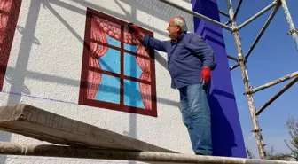 Bucak'ta emekli resim öğretmeni elektrik trafolarını süslüyor