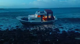 Çanakkale'de karaya oturan teknedeki 2 kişi kurtarıldı