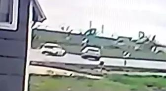 Edirne'de çarpışan otomobillerden birinin takla attığı kaza kamerada; 2 yaralı